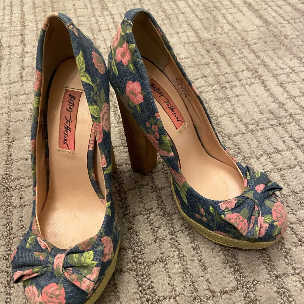 Betsey Johnson Maggi Rose Chunky Heels - Picture 3 of 8